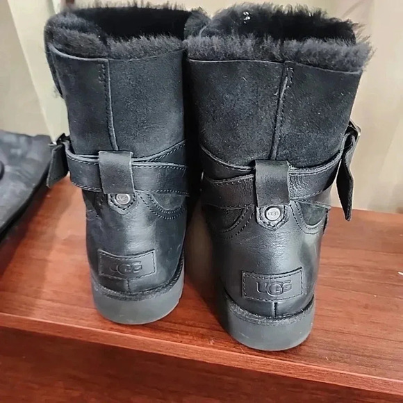 Ugg Leather and Fur lined boots. Size 8 - Picture 12 of 13